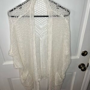 Women’s lightweight white cardigan with pockets. OS